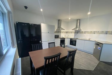 8 bed flat, 10 Kinterbury Street, City Centre, Plymouth, PL12DG - Image 4